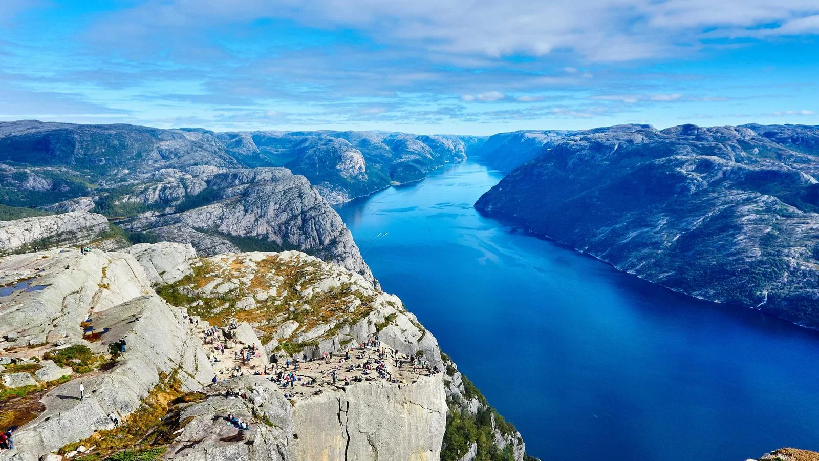 Le Lysefjord vu du haut du Preikestolen, en Norvège