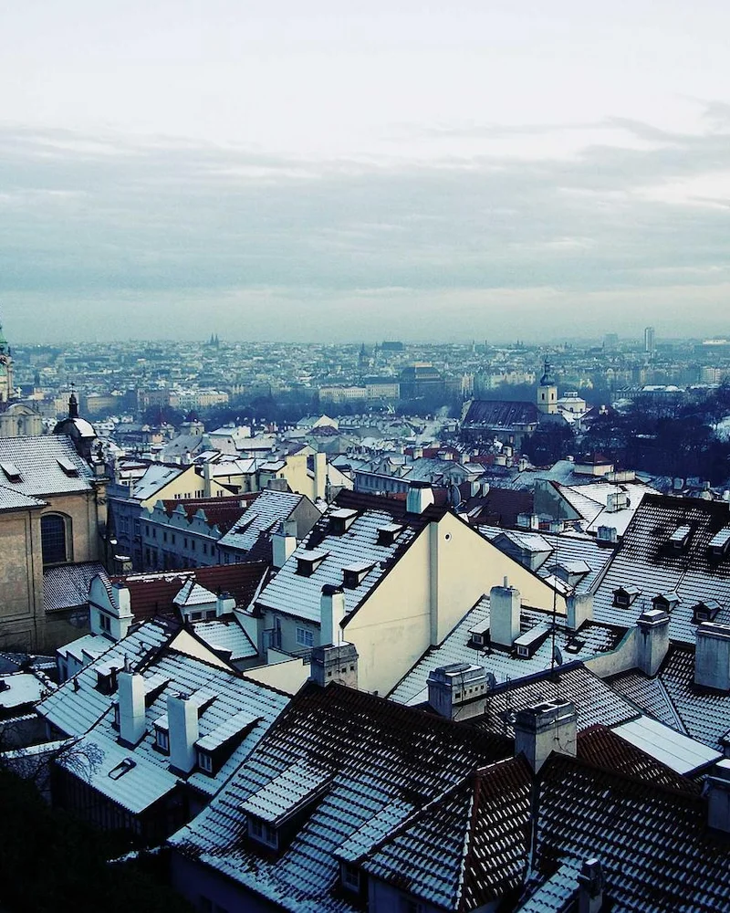 Toits enneigés de Malá Strana et coupole verte de Saint-Nicolas, Prague en hiver