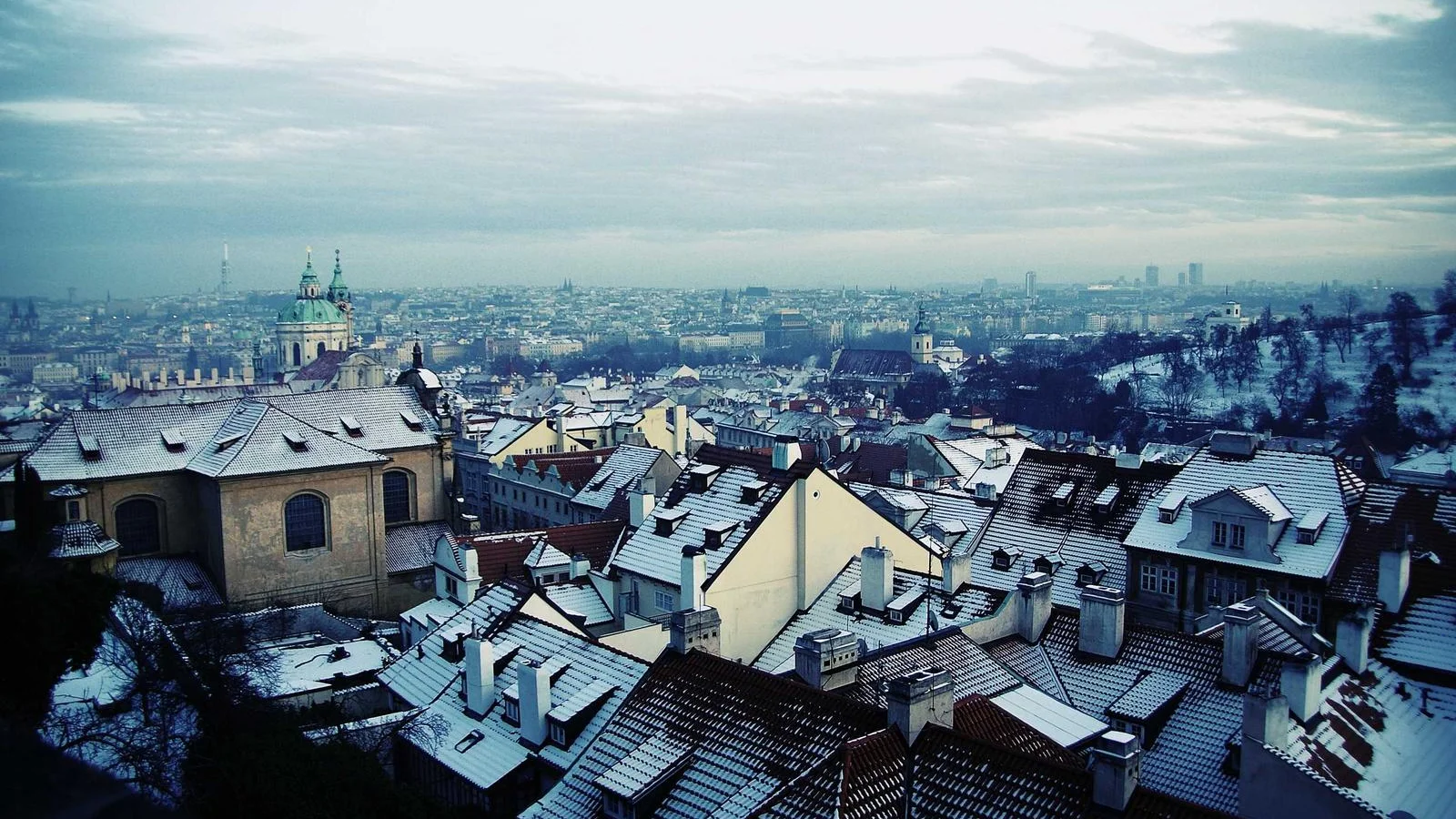 Toits enneigés de Malá Strana et coupole verte de Saint-Nicolas, Prague en hiver