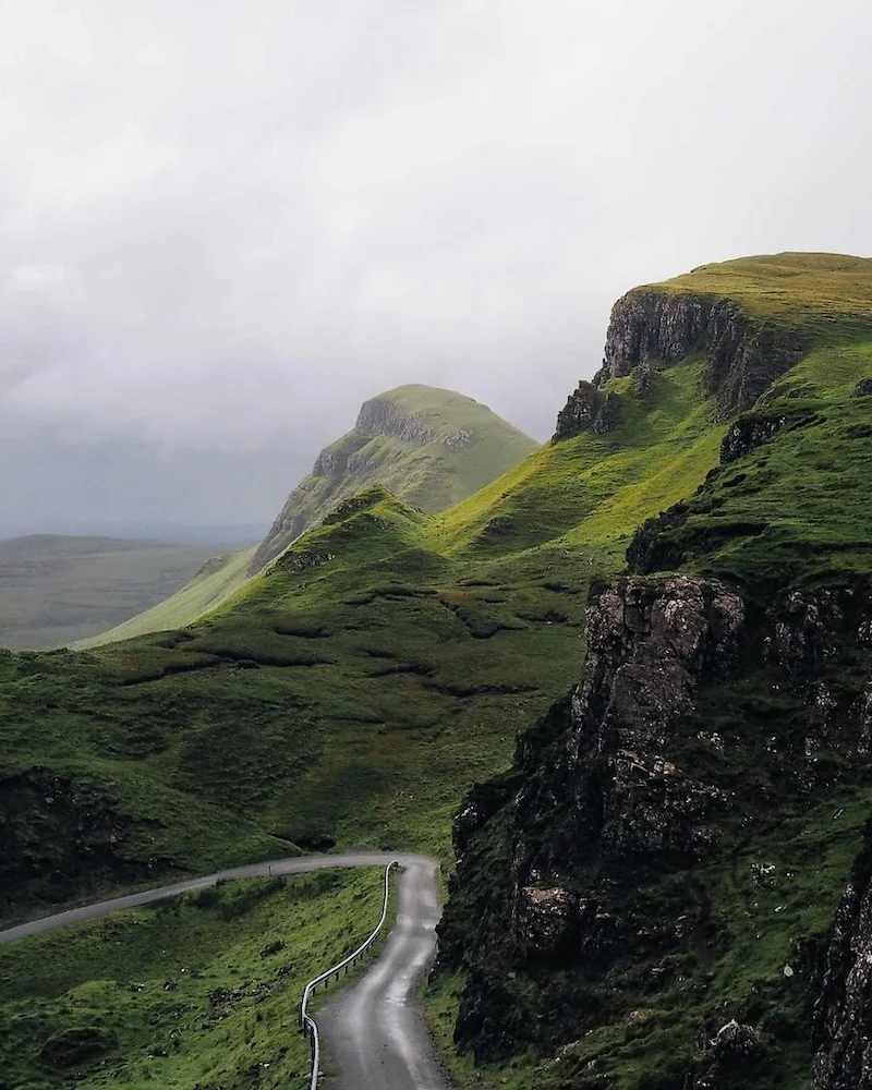 Route sinueuse au pied des falaises du Quiraing, île de Skye