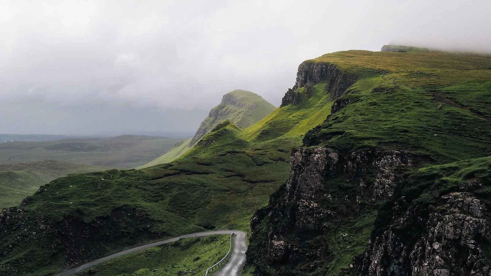 Route sinueuse au pied des falaises du Quiraing, île de Skye
