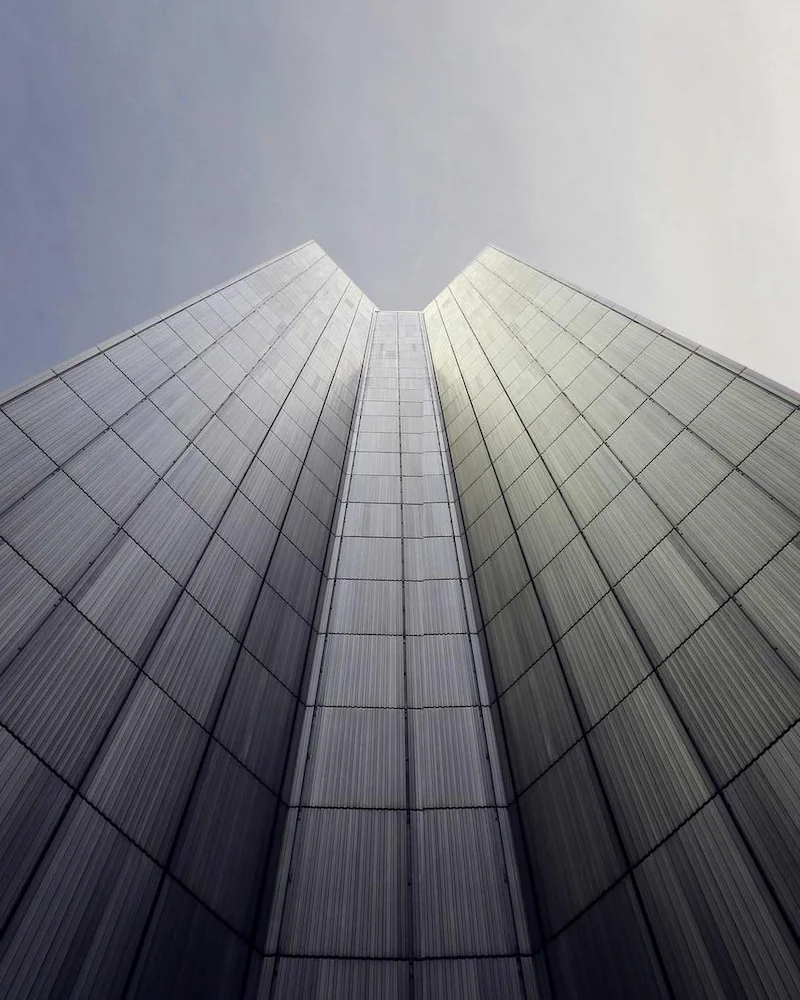 Façade d'une tour de verre vue en contre-plongée