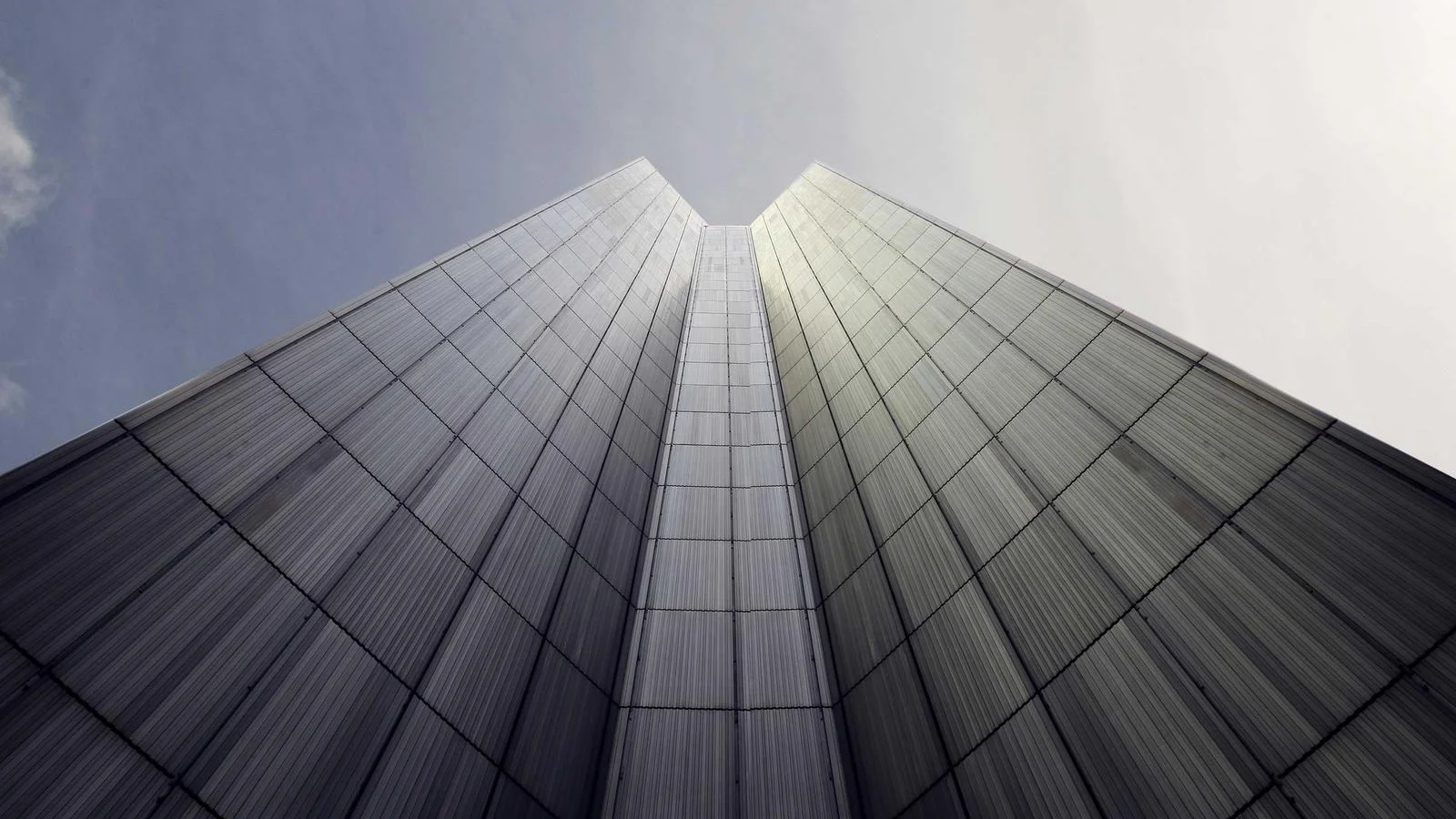 Façade d'une tour de verre vue en contre-plongée