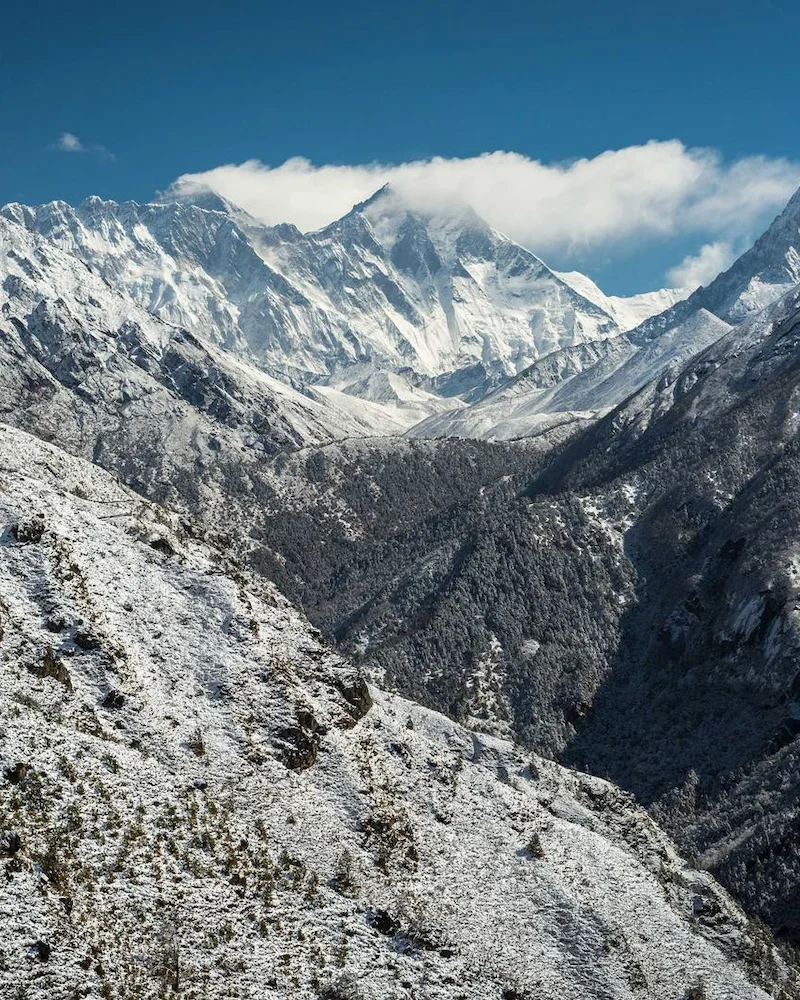Vallée encaissée et versants saupoudrés de neige sous les sommets de la région de l'Everest