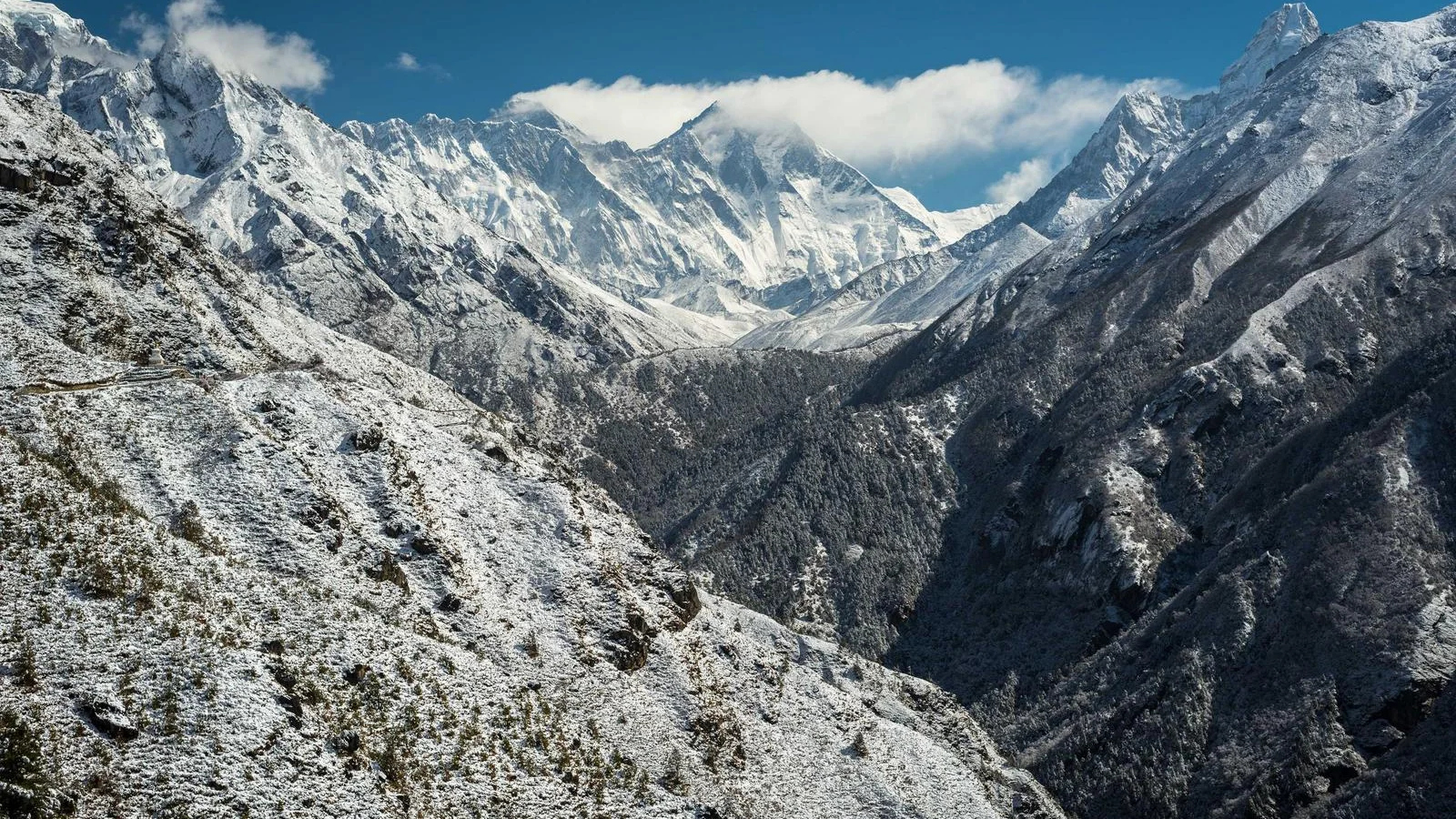 Vallée encaissée et versants saupoudrés de neige sous les sommets de la région de l'Everest