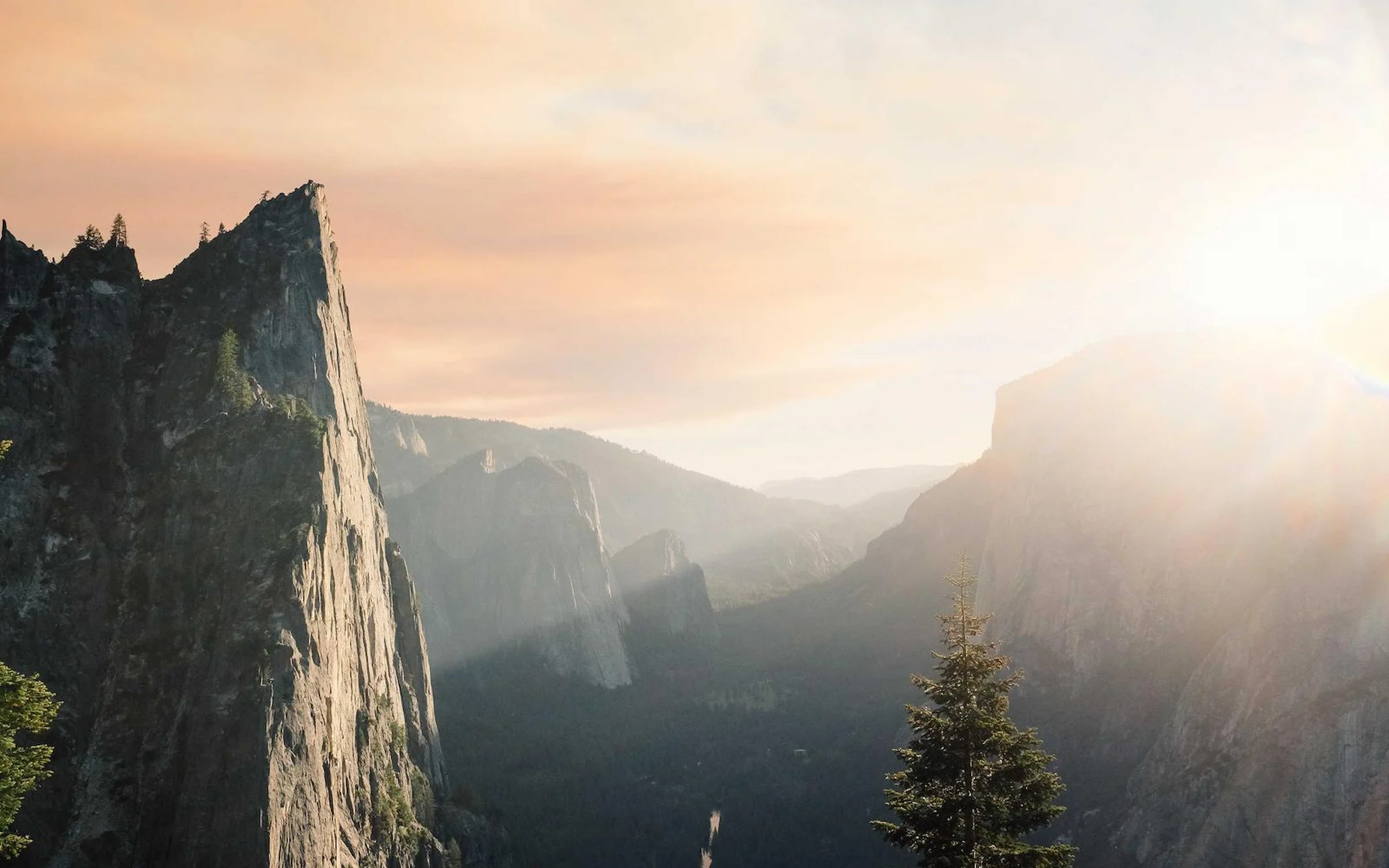 Falaises de granit de la vallée de Yosemite traversées par les rayons du soleil levant