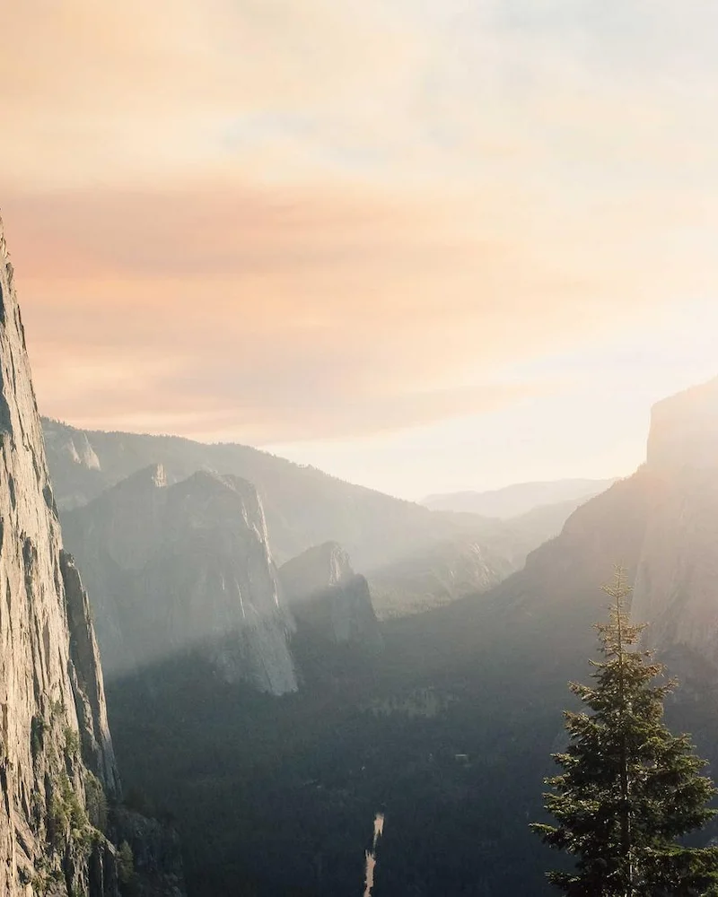 Falaises de granit de la vallée de Yosemite traversées par les rayons du soleil levant