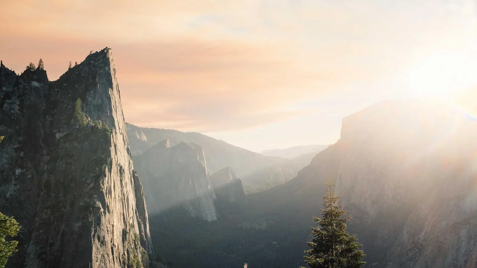 Falaises de granit de la vallée de Yosemite traversées par les rayons du soleil levant